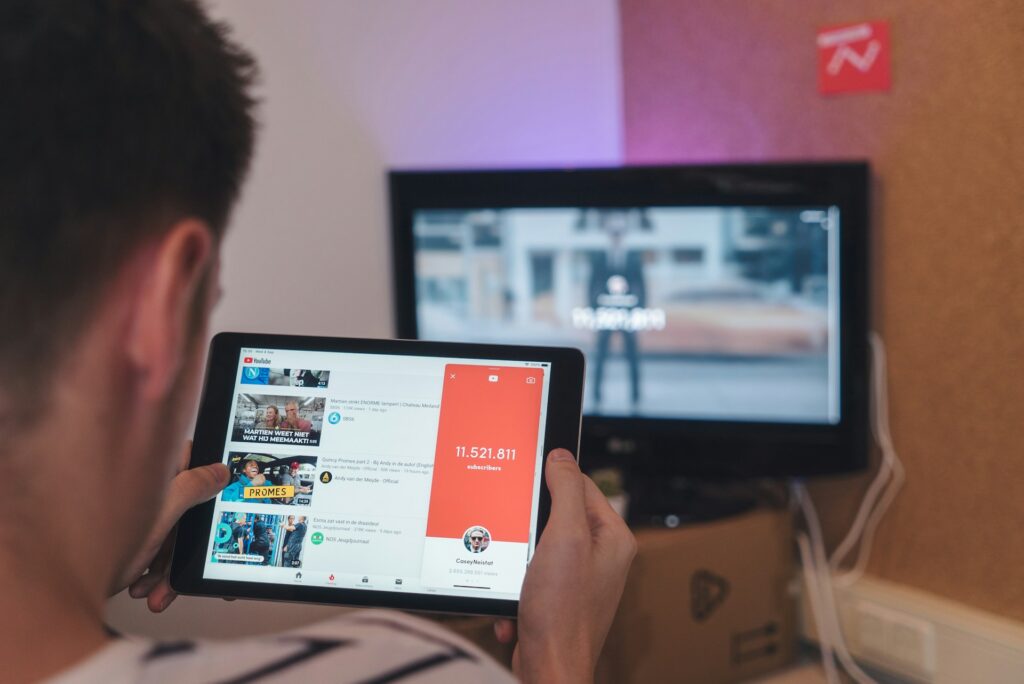 YouTube ya no compite solo con Netflix: así ha conquistado el televisor del salón 2 YouTube ya no compite solo con Netflix: así ha conquistado el televisor del salón 1